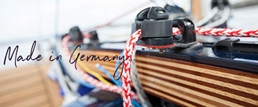 Detailaufnahme von der KARU-Jolle. Reitbalken und Curryklemmen von HARKEN.